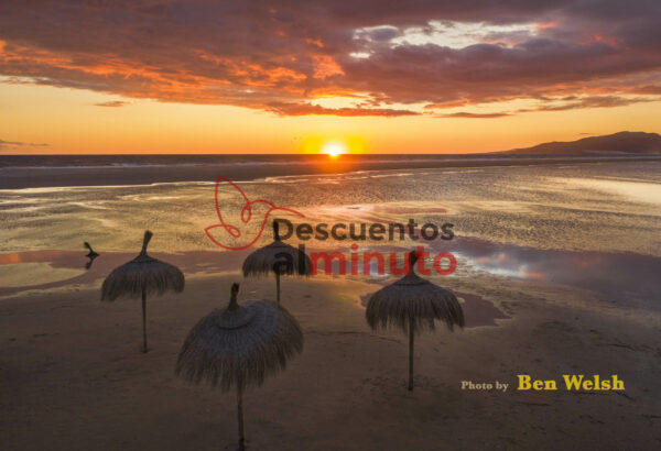 Sombrillas y Atardecer en Tarifa, Cádiz | Ben Welsh