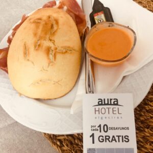 Desayuna en el Hotel Aura