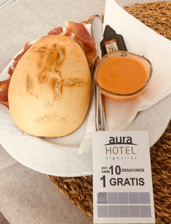 Desayuna en el Hotel Aura