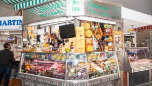 Charcutería Mary y Sandra, tres generaciones con el mercado de abastos en el ADN